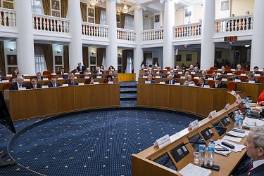 Евгений Солнцев впервые отчитался перед депутатами Заксобрания